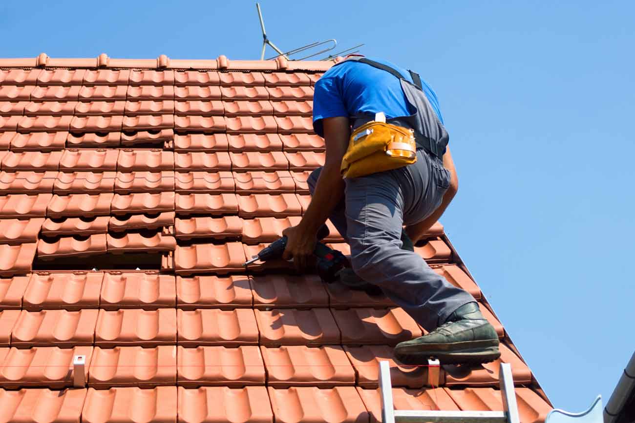 Travaux de couverture et zinguerie - PRONIELS Toiture & Façade : artisan couvreur zingueur en Belgique : Namur, Flandre, Wallonnie, Bruxelles, Liège ....  : Travaux de couverture et faîtage en neuf et en rénovation. Dépannage urgent de fuite sur toit ! Pose et rénovation de toiture en zinc et des différents éléments de zinguerie : gouttière, corniche, bande de rives …. intervention en BELGIQUE : région Flamande, Wallonne et Bruxelles, Namur, Liège …. PRONIELS Toiture & Façade basé sur Namur intervient dans toute la Belgique.