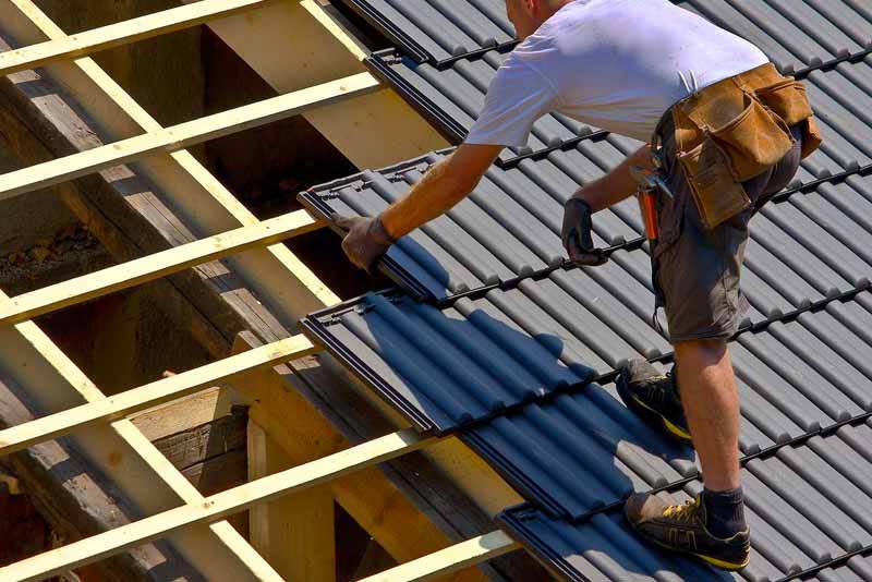 Travaux de couverture et zinguerie - PRONIELS Toiture & Façade : artisan couvreur zingueur en Belgique : Namur, Flandre, Wallonnie, Bruxelles, Liège ....  : Travaux de couverture et faîtage en neuf et en rénovation. Dépannage urgent de fuite sur toit ! Pose et rénovation de toiture en zinc et des différents éléments de zinguerie : gouttière, corniche, bande de rives …. intervention en BELGIQUE : région Flamande, Wallonne et Bruxelles, Namur, Liège …. PRONIELS Toiture & Façade basé sur Namur intervient dans toute la Belgique.