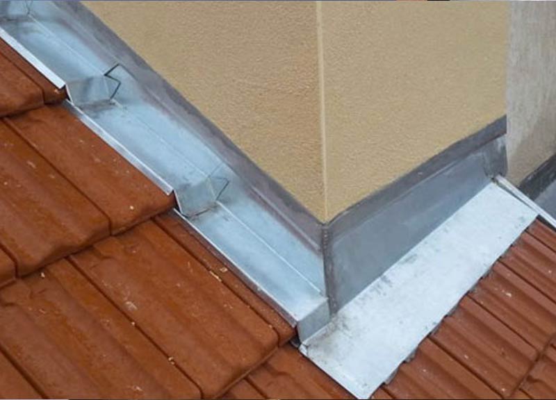 Travaux de couverture et zinguerie - PRONIELS Toiture & Façade : artisan couvreur zingueur en Belgique : Namur, Flandre, Wallonnie, Bruxelles, Liège ....  : Travaux de couverture et faîtage en neuf et en rénovation. Dépannage urgent de fuite sur toit ! Pose et rénovation de toiture en zinc et des différents éléments de zinguerie : gouttière, corniche, bande de rives …. intervention en BELGIQUE : région Flamande, Wallonne et Bruxelles, Namur, Liège …. PRONIELS Toiture & Façade basé sur Namur intervient dans toute la Belgique.