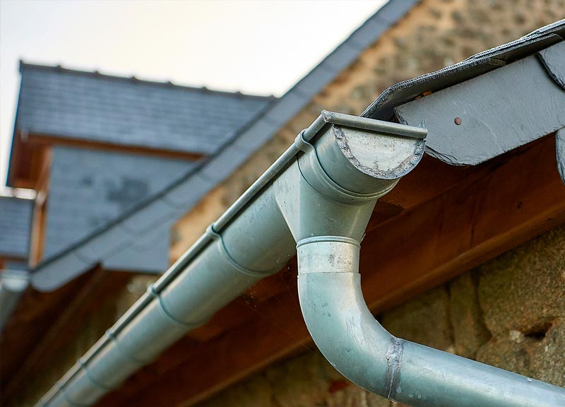 Travaux de couverture et zinguerie - PRONIELS Toiture & Façade : artisan couvreur zingueur en Belgique : Namur, Flandre, Wallonnie, Bruxelles, Liège ....  : Travaux de couverture et faîtage en neuf et en rénovation. Dépannage urgent de fuite sur toit ! Pose et rénovation de toiture en zinc et des différents éléments de zinguerie : gouttière, corniche, bande de rives …. intervention en BELGIQUE : région Flamande, Wallonne et Bruxelles, Namur, Liège …. PRONIELS Toiture & Façade basé sur Namur intervient dans toute la Belgique.